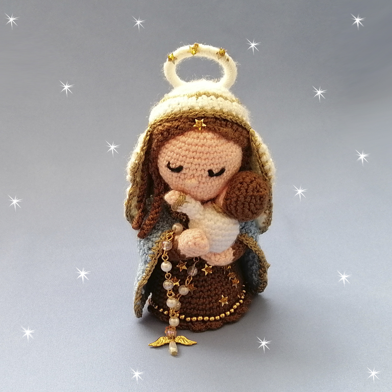 Vigen maría tejida en crochet, Virgen María, virgen del carmen tejida, tejidos religiosos, en dónde comprar regalos tejidos, en dónde comprar santos tejidos, regalos religiosos personalizados, niño jesús tejido, regalos artesanales. Tejidos personalizados. Talykí Taller de Tejidos y diseño textil en Bogotá