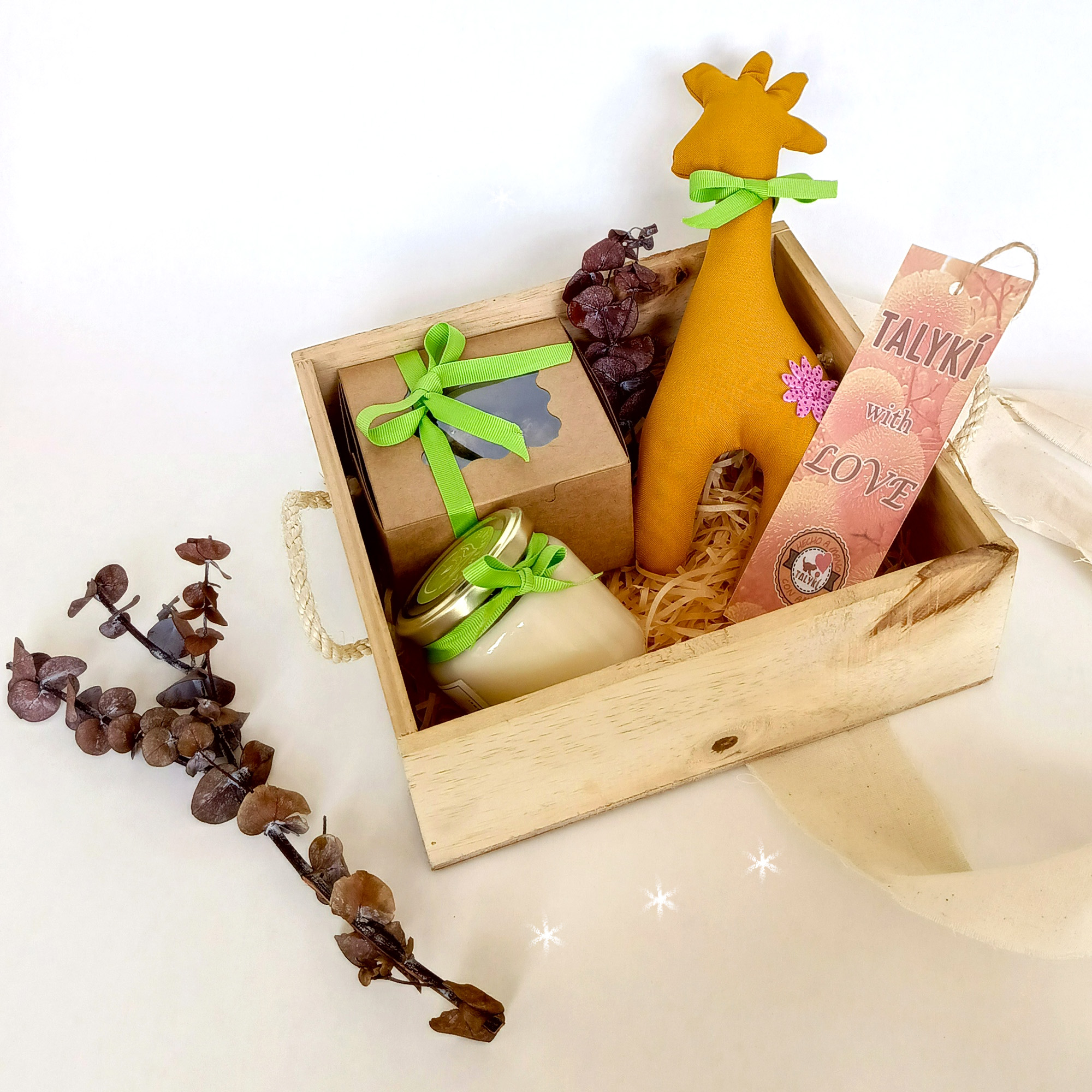 Regalo sorpresa, caja con torta artesanal, caja con vela artesanal, regalos corporativos, regalo con muñeco personalizable, kit de regalo, día de la madre, cumpleaños, aniversario,  novios, regalos para amigos, detalles, obsequios, muñecos, aromas, regalos del alma. Talykí Tienda de Regalos. Tejido y textil.