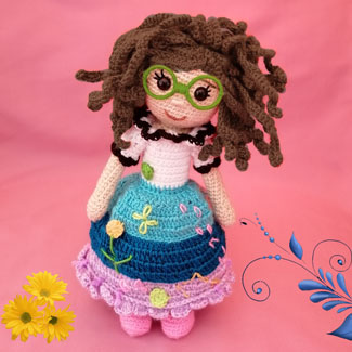 Mirabel, muñeca de película Encanto tejida. Muñecos tejdos personalizados. Talykí Taller de Tejidos y diseño textil